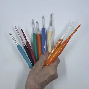 I tested 9 ergonomic crochet hooks with wool, cotton, and acrylic. Compare comfort, grip style, yarn glide, pros, and cons for sore or arthritic hands.