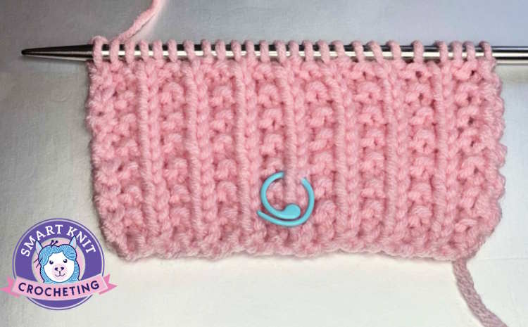 Placing a stitch marker on the right side of the arrow knit stitch The farrow rib knit stitch pattern showing the placement of a stitch marker indicating the right side of the fabric