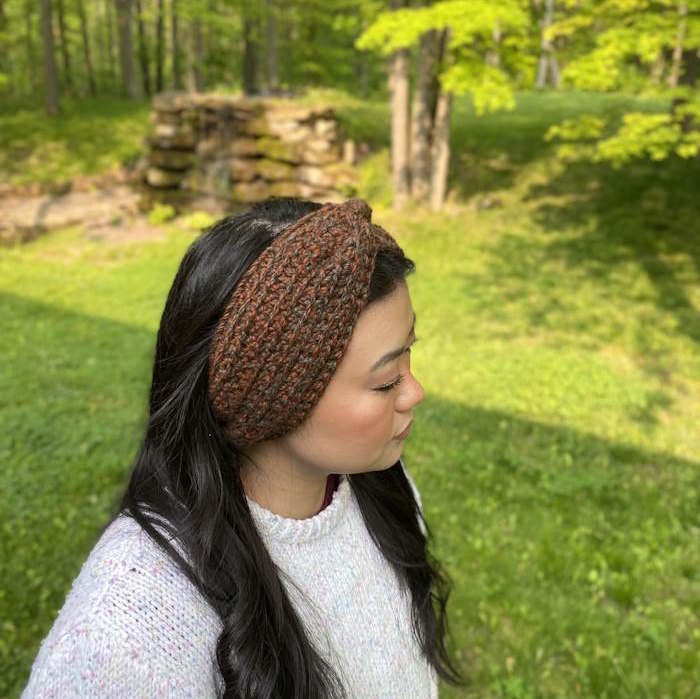 Crocheted headband modelel