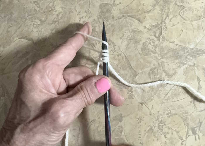 Cast on knitting using the thumb method, step 2