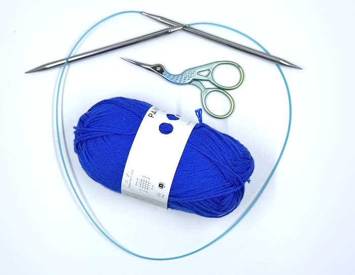 A set of HiyaHiya Interchangeable shown with yarn and scissors