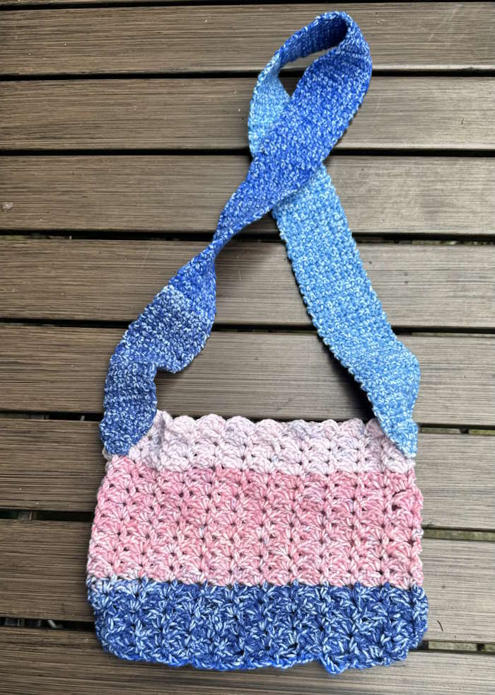 Crochet hatch stitch crossbody bag flat on a table Crochet hatch stitch crossbody bag flat on a table