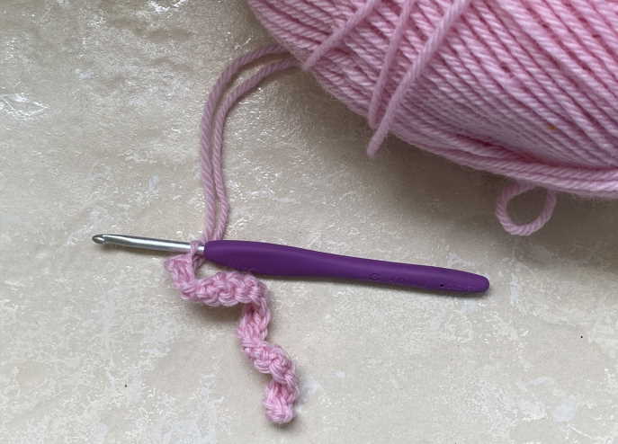 When Crocheting the Second Row, the Fabric Curls Crochet second row: fabric twists and curls