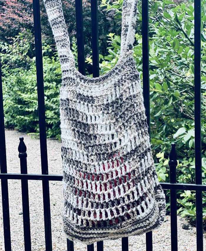 Close up of the crochet tote bag worked in cotton yarn Close up of the crochet tote bag worked in cotton yarn