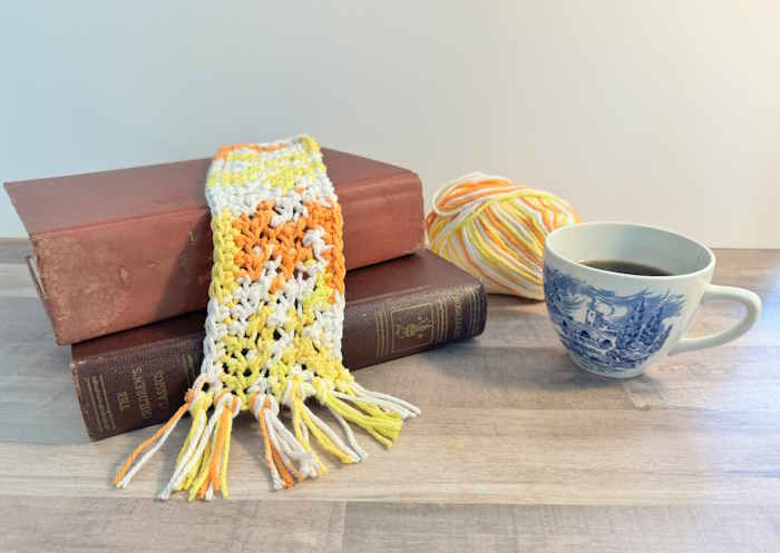 A bookmark created with the crossed half-double crochet stitch in 100% cotton A bookmark created with the crossed half-double crochet stitch in 100% cotton