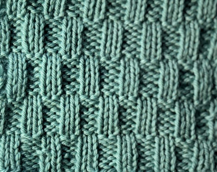 The elongated rib stitch is an easy rib that resembles the 2 x 2 rib but it is broken after 7 rows to create an entirely new appearance